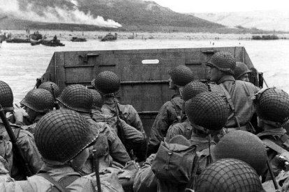 Un grupo de soldados estadounidenses se aproxima a la playa de Omaha, durante el desembarco de Normandía.