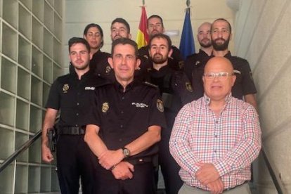 Foto de los policías en prácticas con el subdelegado del Gobierno. DL