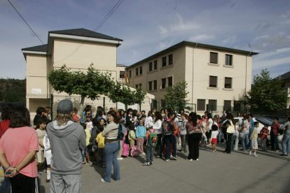 El IES de Puente de Domingo Flórez, en la imagen, es uno de los que dará formación. L. DE LA MATA