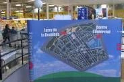 Uno de los paneles informativos sobre la torre de La Rosaleda, instalados desde ayer en Carrefour