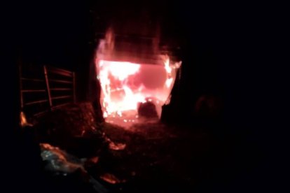 Incendio de una nave ganadera en Babia. DL