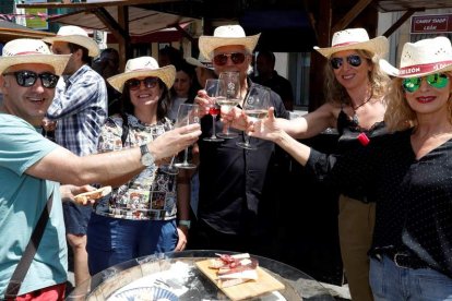 Un grupo de personas disfrutando de la Feria del Vino de la DO León en una edición pasada. MARCIANO