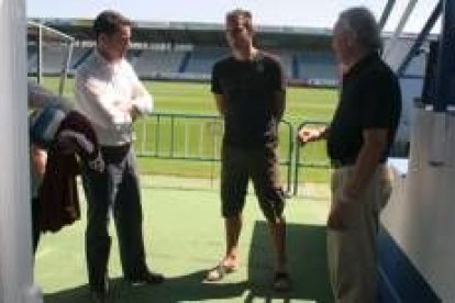 Eduardo Domínguez, Jesús Cabrero y el representante del portero, hace ahora un año en El Toralín