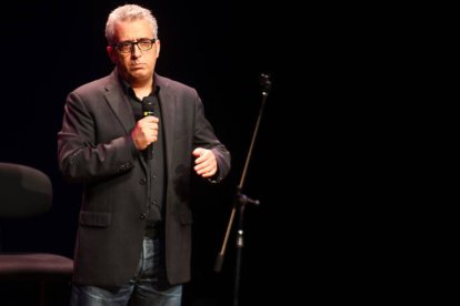 El humorista leonés Leo Harlem durante una actuación en el Auditorio Ciudad de León. RAMIRO