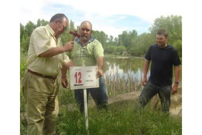 Miembros de una sociedad de pescadores señalizando un tramo