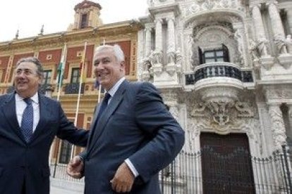 Javier Arenas (derecha), con el candidato del PP a la alcaldía de Sevilla, Juan Ignacio Zoido.