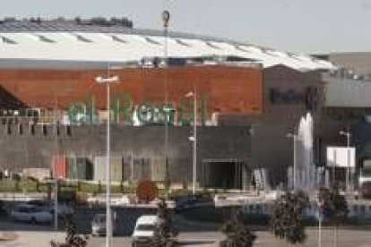 El centro comercial El Rosal abrirá mañana sus puertas al público