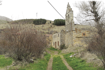 Imagen del acceso a la localidad de Quintana de la Peña, en el municipio de Cistierna. Campos