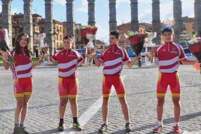 Iker, David, Fernando y María celebran sus triunfos para el CC León (i), mientras Joaquín García hacía doblete para el Dipuleón (c) y Luis sumaba otro éxito para el Turisleón.