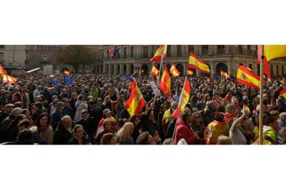 Protesta contra la amnist� F. Otero Perandones. La plaza de San Marcelo no dio abasto para acoger la protesta convocada por el PP  contra los pactos para mantener a Pedro S�hez en la Presidencia del Gobierno 
u Dos millones de personas se concentraron en todas las capitales de provincia en la primera gran movilizaci�acional por la igualdad de los espa�s P�nas 20 a 23