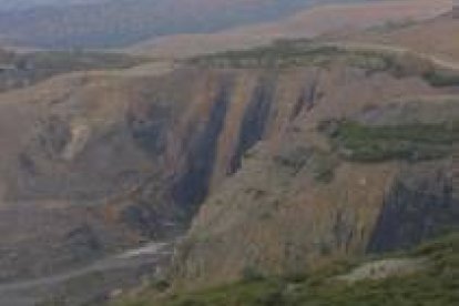 La imagen recoge el enorme impacto ambiental de un cielo abierto en Santa Cruz de Montes (Torre)