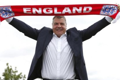 Sam Allardyce extiende una bufanda para los fotógrafos, este lunes en el St.George's Park de Burton Upon Trent.