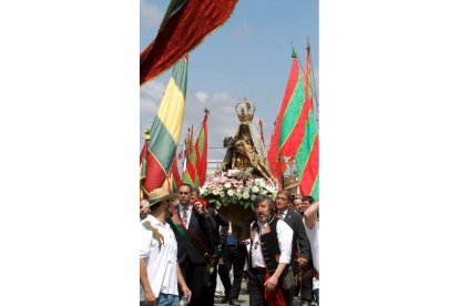 Las corporaciones de Valdefresno y Villaturiel, primeras en llevar a la Virgen.