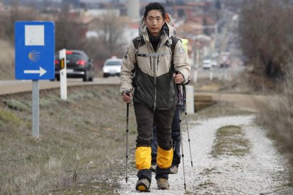 Un peregrino recorre el Camino de Santiago en las inmediaciones de la capital. JESÚS