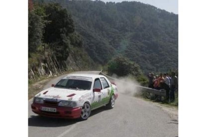 Javi Arias, con el Peugeot 306 Maxi, traza una curva ante la mirada de los espectadores