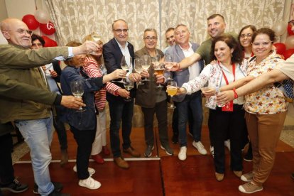 Los socialistas celebran haber vuelto a ganar las elecciones en Ponferrada. L. DE LA MATA