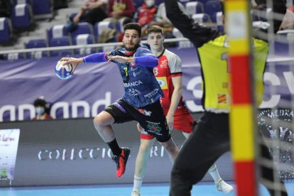 Natán Suárez, durante un lanzamiento a portería en el partido frente al Huesca que alzó el telón a la Copa del Rey en el Wizink Center de Madrid. EDUARDO ÁGREDA