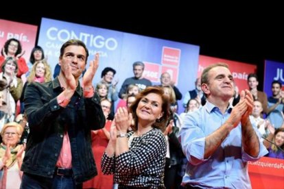 Pedro Sánchez, Carmen Calvo y José Manuel Franco el jueves en Alcorcón (Madrid), en un acto de la campaña contra el machismo.