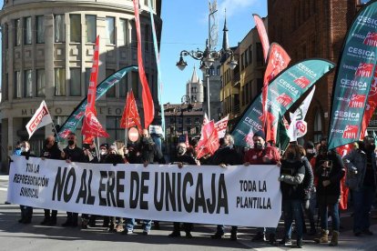 Cabecera de la movilización en la calle durante la huelga de ayer en León. J. CASARES