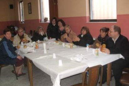 Algunos de los voluntarios, comiendo el bocata.