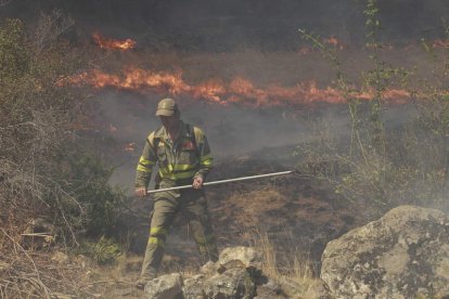 El miembro de una brigada trabaja en la extinción del fuego de Salce.