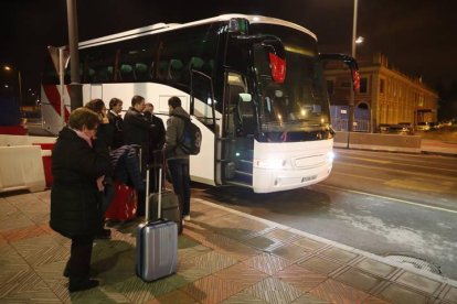 Los pasajeros afectados por el corte del transporte ferroviario a Asturias tuvieron que continuar su viaje en autobús hasta León