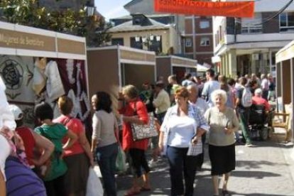 El público asistió a la feria de la solidaridad.