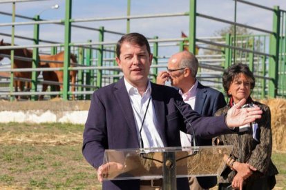 El presidente de la Junta de Castilla y León, Alfonso Fernández Mañueco, en el acto institucional de inauguración de la Feria de Ganado de la 1ª Semana Internacional de la Carne. J.M.GARCÍA