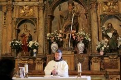 El padre Agrelo, ayer, en un momento de la homilía en la iglesia de la localidad de Trabadelo