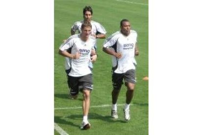 Baptista, derecha, corriendo junto a Rubén González y Rubén de la Red