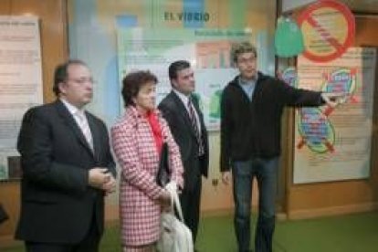 Covadonga Soto, Germán Fernández  y Javier Barrado en el Ecobús