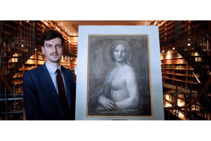 El conservador del museo Conde, Mathieu Deldicque, posa junto al dibujo de La Mona Lisa desnuda. YOAN VALAT