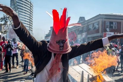 Un hombre participa en una protesta en Harare contra los resultados electorales en Zimbabue. /