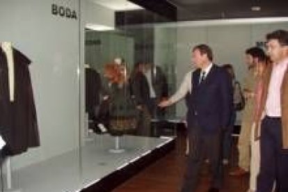 Las autoridades recorrieron el Museo de Indumentaria Leonesa