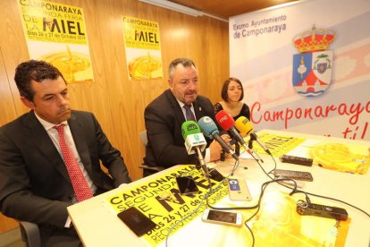 La presentación del acto con Javier Morán, Eduardo Morán y Lola Fulgueiras, de la cooperativa, L. DE LA MATA