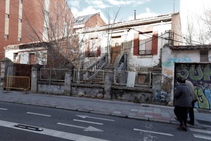 Las casas de los números 27 y 29 de Los Osorios llevan más de diez años abandonadas. RAMIRO