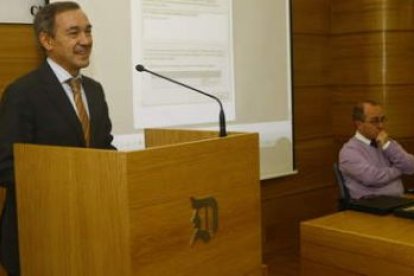 Serafín de Abajo Olea, en un momento de la presentación de las jornadas, con el jefe de Oncología de