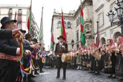 Medio centenar de pendones y pendonetas de una treintena de pueblos acudieron a la cita catalana