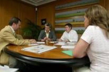 Alejandro Valderas, Miguel Martínez y Francisco Fernández durante un momento de la reunión