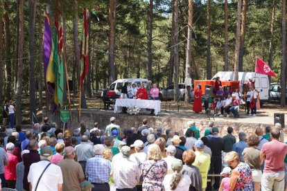 Imagen de la misa campestre celebrada ayer a orillas del pantano de Villameca. J. NOTARIO