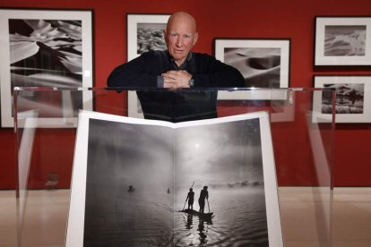 Sebastiao Salgado, ayer, en CaixaForum ante una de sus imágenes.