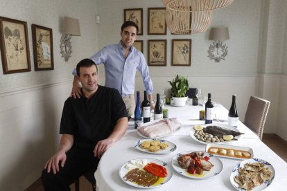 En Casa Rafa han hecho de la cocina tradicional su principal seña de identidad. En la imagen de la izquierda Blas Blanco García 	—hijo de Rafa y Nori— junto al cocinero Pablo Chamorro. El restaurante abre de lunes a sábado desde las 10.00 hora