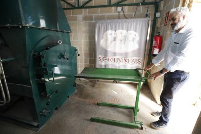 El dueño de la residencia canina de Villanueva del Carnero, frente a su horno crematorio de mascotas