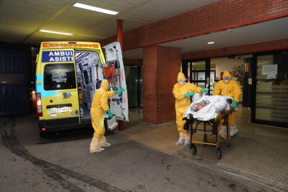 Traslado de un paciente desde el Hospital del Bierzo. LUIS DE LA MATA