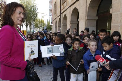 La presidenta de las Cortes, García Cirac, con los niños de Soria que participaron de la presentación del evento.