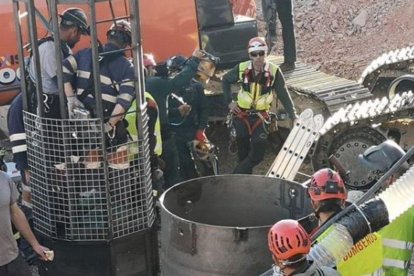 Dos mineros, dentro de la cápsula de rescate de Julen.