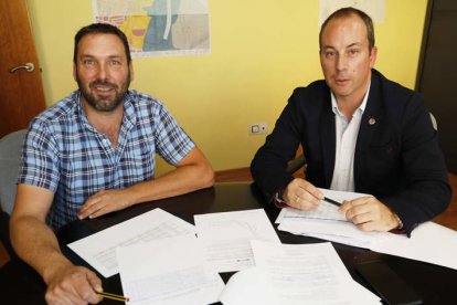 Miguel Ángel Sánchez, delegado del Citopic en León, y Óscar Sánchez, decano del colegio. MARICANO PÉREZ