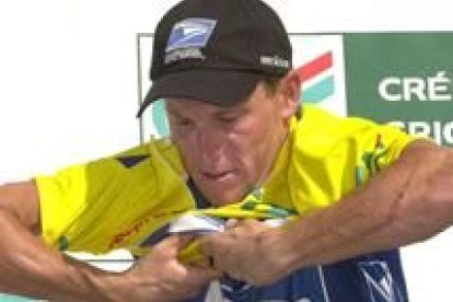 El estadounidense Lance Armstrong se enfunda el jersey de líder al finalizar la Dauphiné Liberé