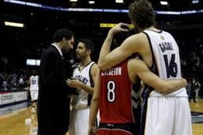 Jorge Garbajosa, Juan Carlos Navarro, Jose Calderon y Pau Gasol se saludan al acabar el partido