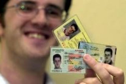 Sjekirica muestra su carnet de identidad de Bosnia y los permisos de residencia en España y Suecia